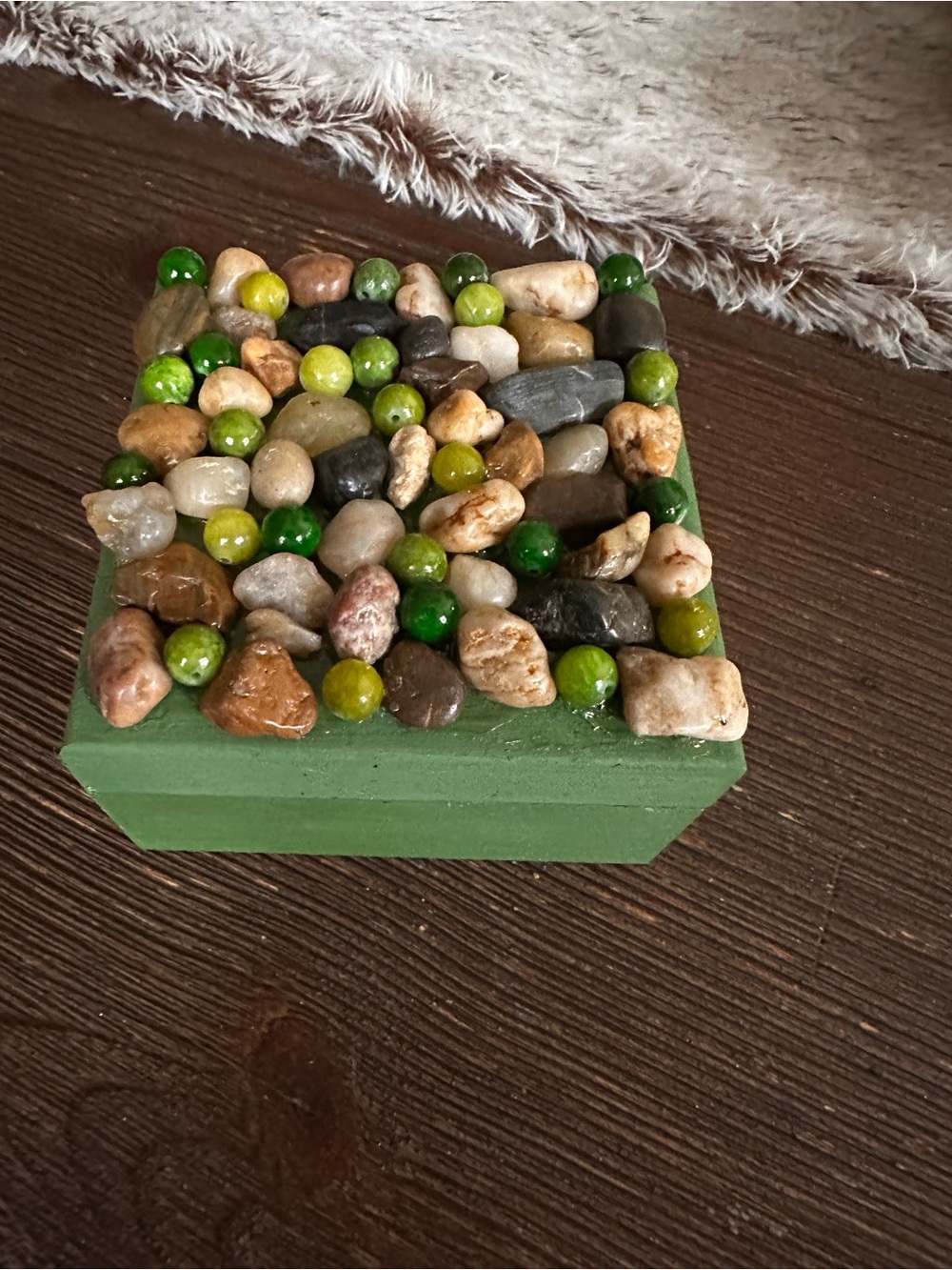 Hand crafted River Rock and green glass beaded trinket box - Picture 5 of 7